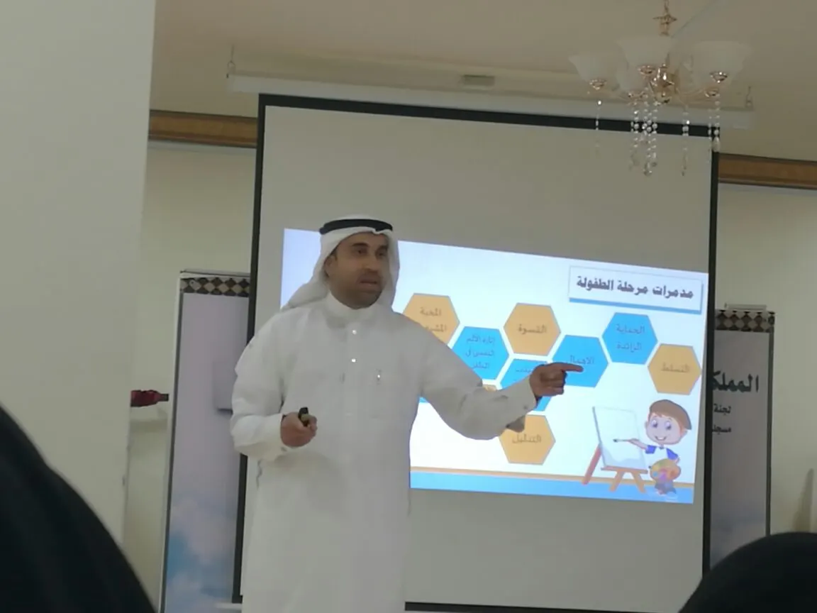 البحاري.. آل عباس يوجه 40 سيدة نحو التطبيقات التربوية للطفولة المبكرة