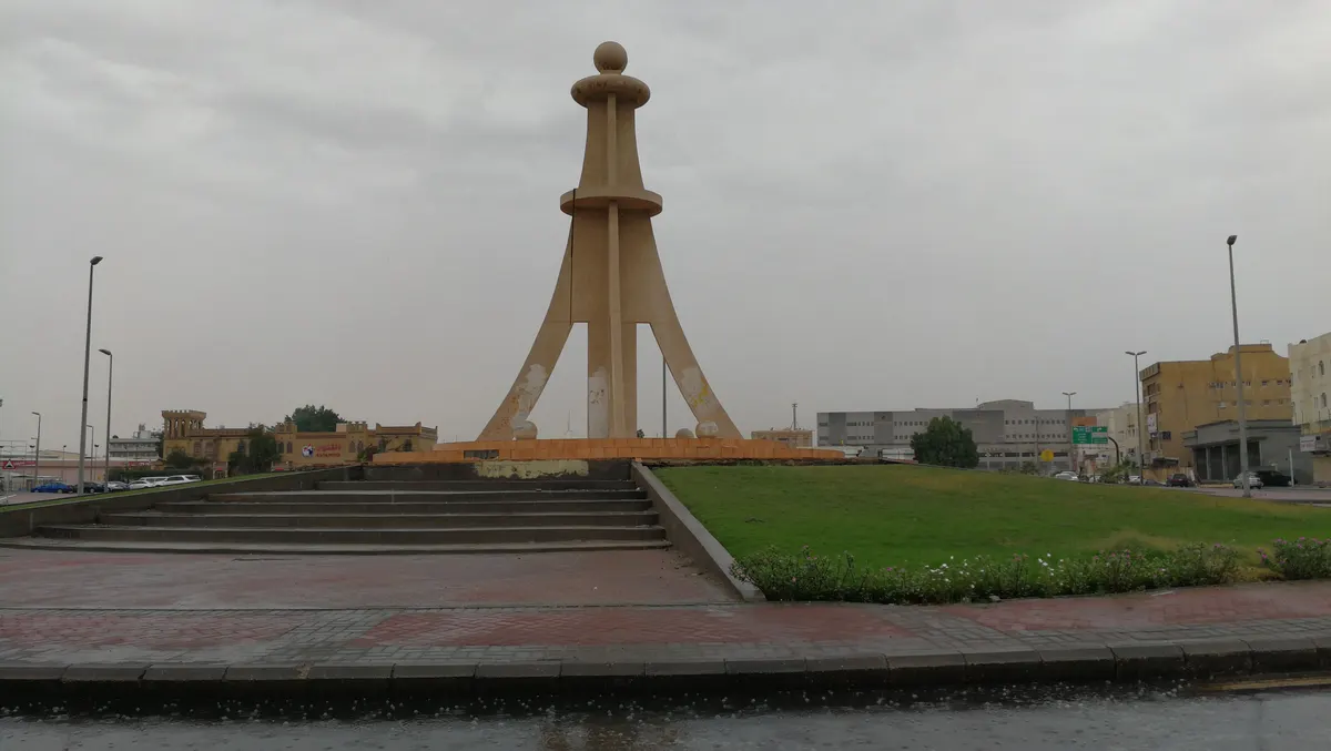 زخات من المطر تواصل هطولها على القطيف