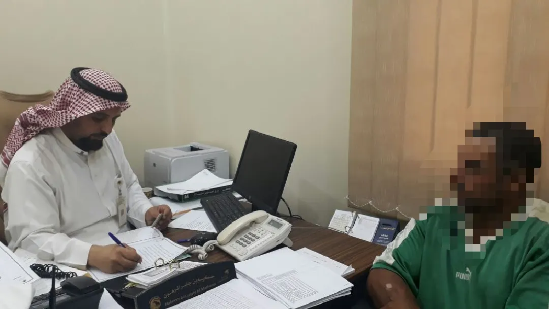 مكتب العمل: فرار عمالة مخالفة من حي الخامسة وتطويقها في حي المزروع