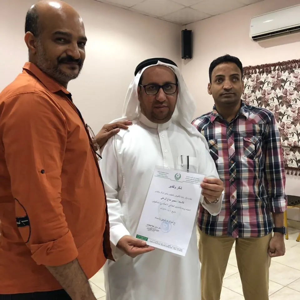 القديح.. آل علي يدرب المكفوفين على التدليك العلاجي اليدوي