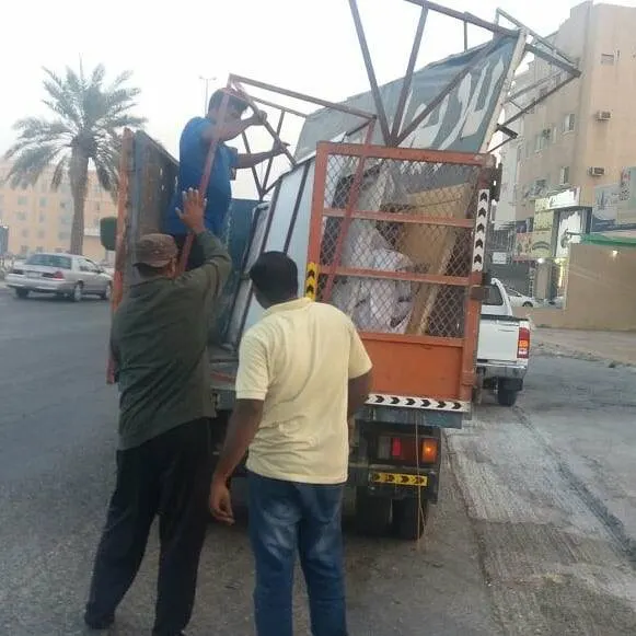 سيهات.. حملة تزيل 30 لوحة إعلانية وترفع 52 سيارة تالفة