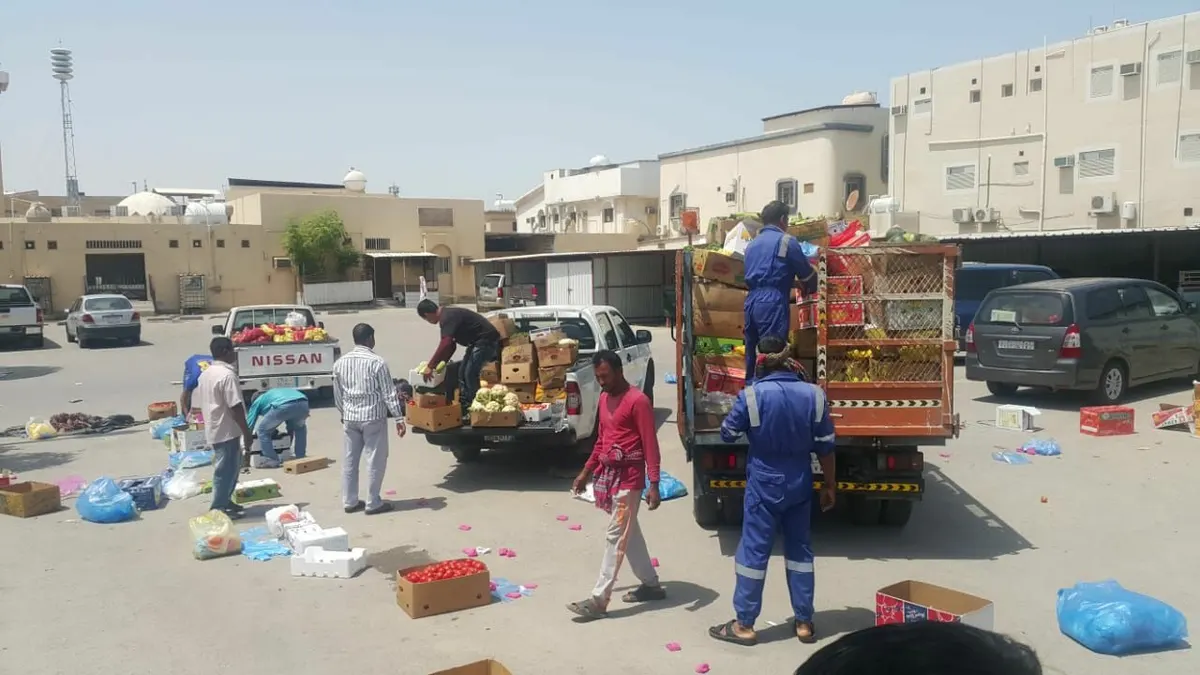 بلدية القطيف تصادر 424 كرتون خضار وفاكهة من باعة جائلين وتسلمها لجمعية عنك