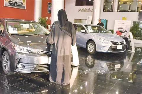استعداداً لقيادة المرأة.. سيهات تنظم أول زيارة جماعية للسيدات إلى معارض السيارات