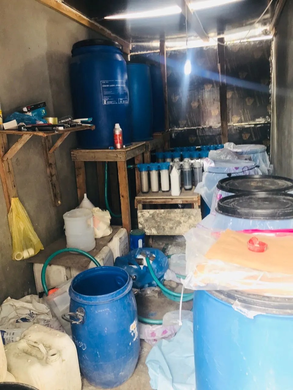 سيهات: ضبط مصنع متكامل لإنتاج الخمور .. و90 برميل جاهزة للتقطير