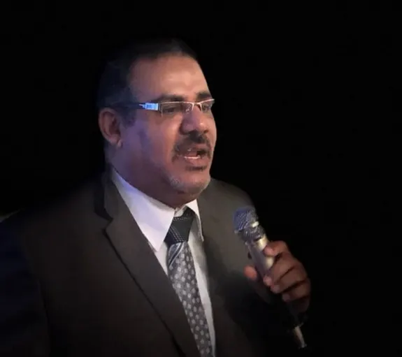 صفوى.. آل حمدان تقاعد من عمله ليكمل الدكتوراة وفَارِقُ يوم واحد جعله يدرسها على حسابه