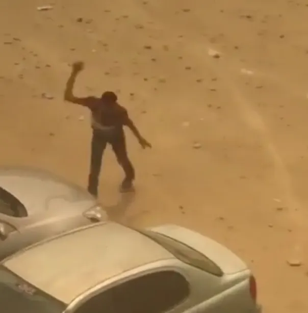 صفوى..ضبط «عشريني» ظهر في فيديو وهو يحطّم زجاج سيارات متوقفة