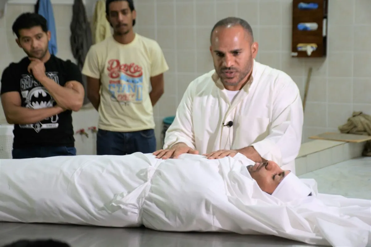 70 متدربًا على آداب الجنائز في تطبيق عملي بمغتسل القديح.. شاهد الصور