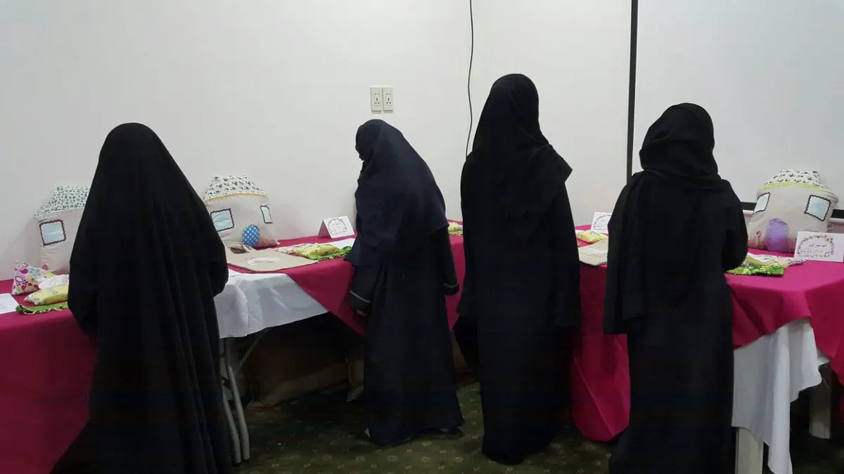 الجش.. 11 طفلة يستعرضن مهاراتهن في الخياطة