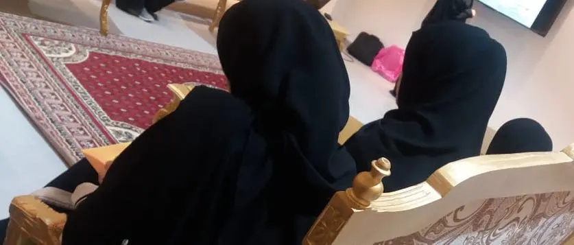 تاروت.. سيدات يبحثن عن الجمال في «لمسة» الصايغ