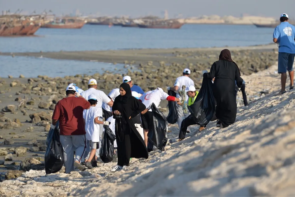 القطيف: هبة جماعية لرفض التعدي على البحر بالنفايات.. شاهد الصور