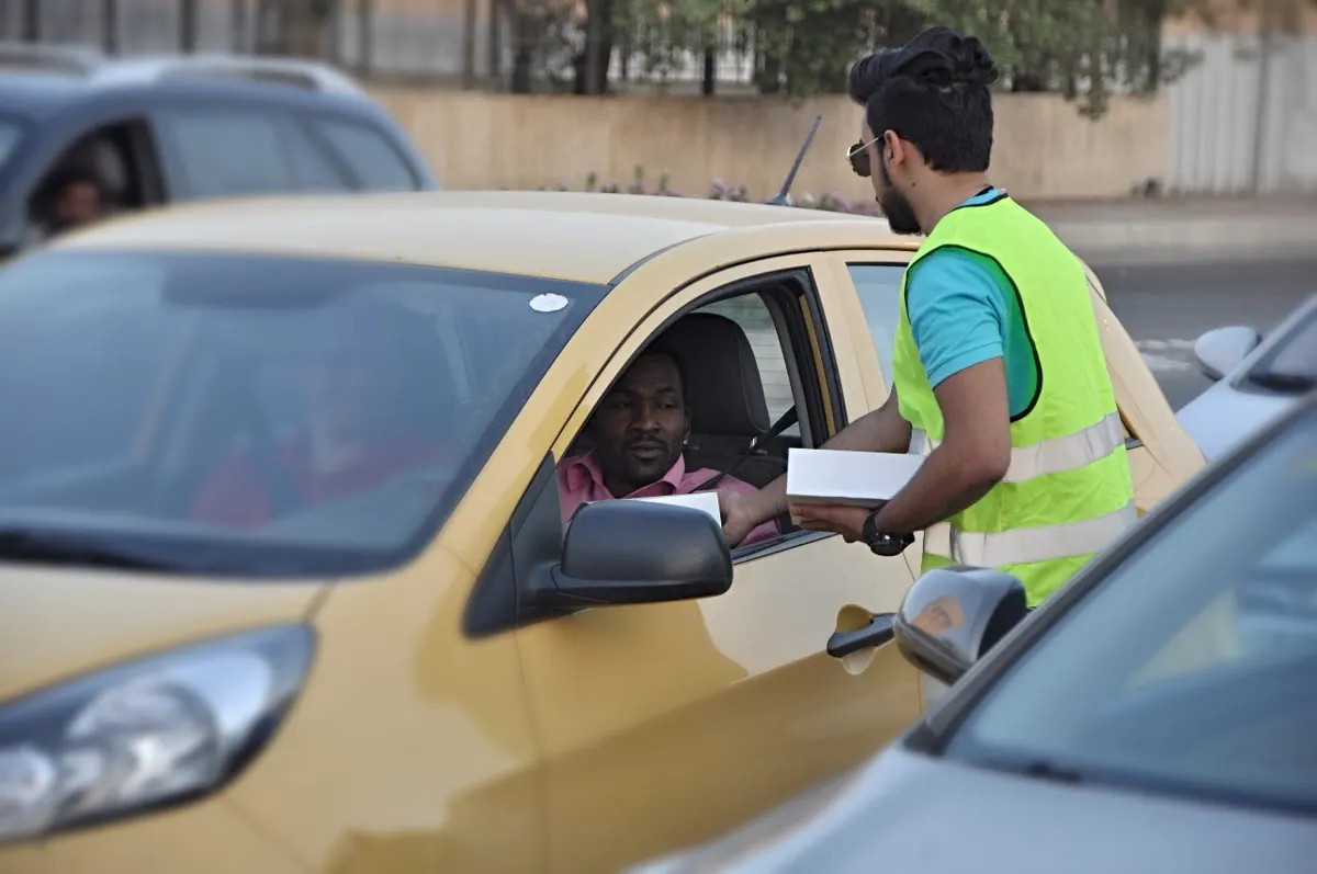 بالصور.. All Hands يوزع 150 وجبة إفطار صائم في القطيف