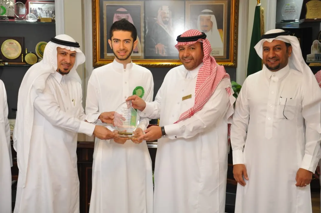 بالصور..تعليم القطيف يحتفي بالمبتكر «الخنيزي»