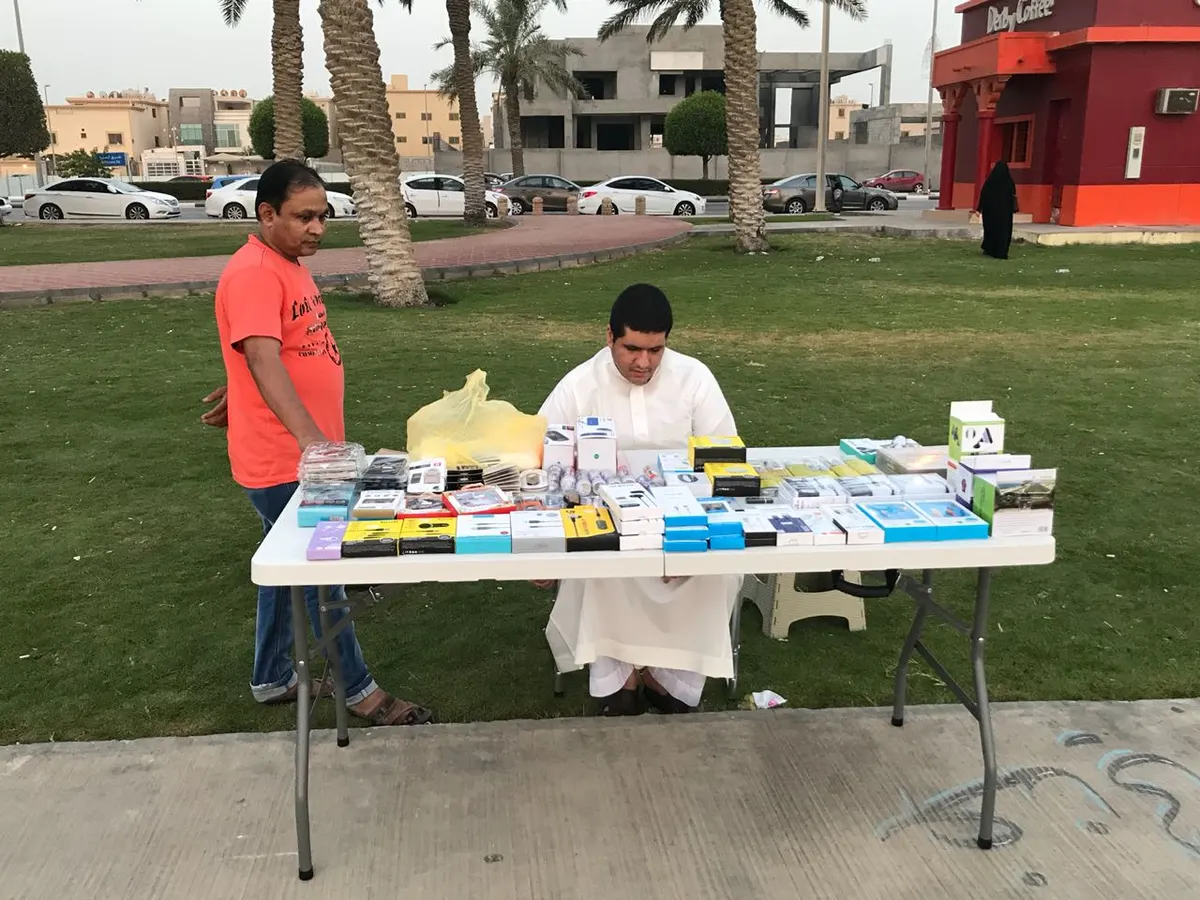 على الواجهة البحرية بالقطيف.. كفيف يعطي المبصرين درسًا في الكفاح