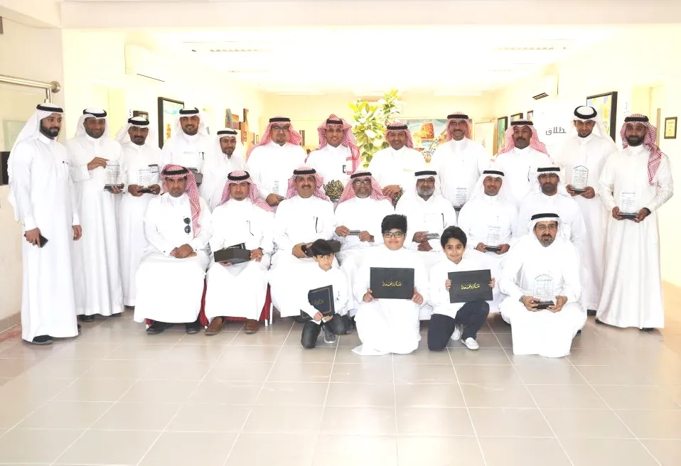 بالصور.. مدير تعليم القطيف يكرّم لجنة المناسبات والعلاقات العامة