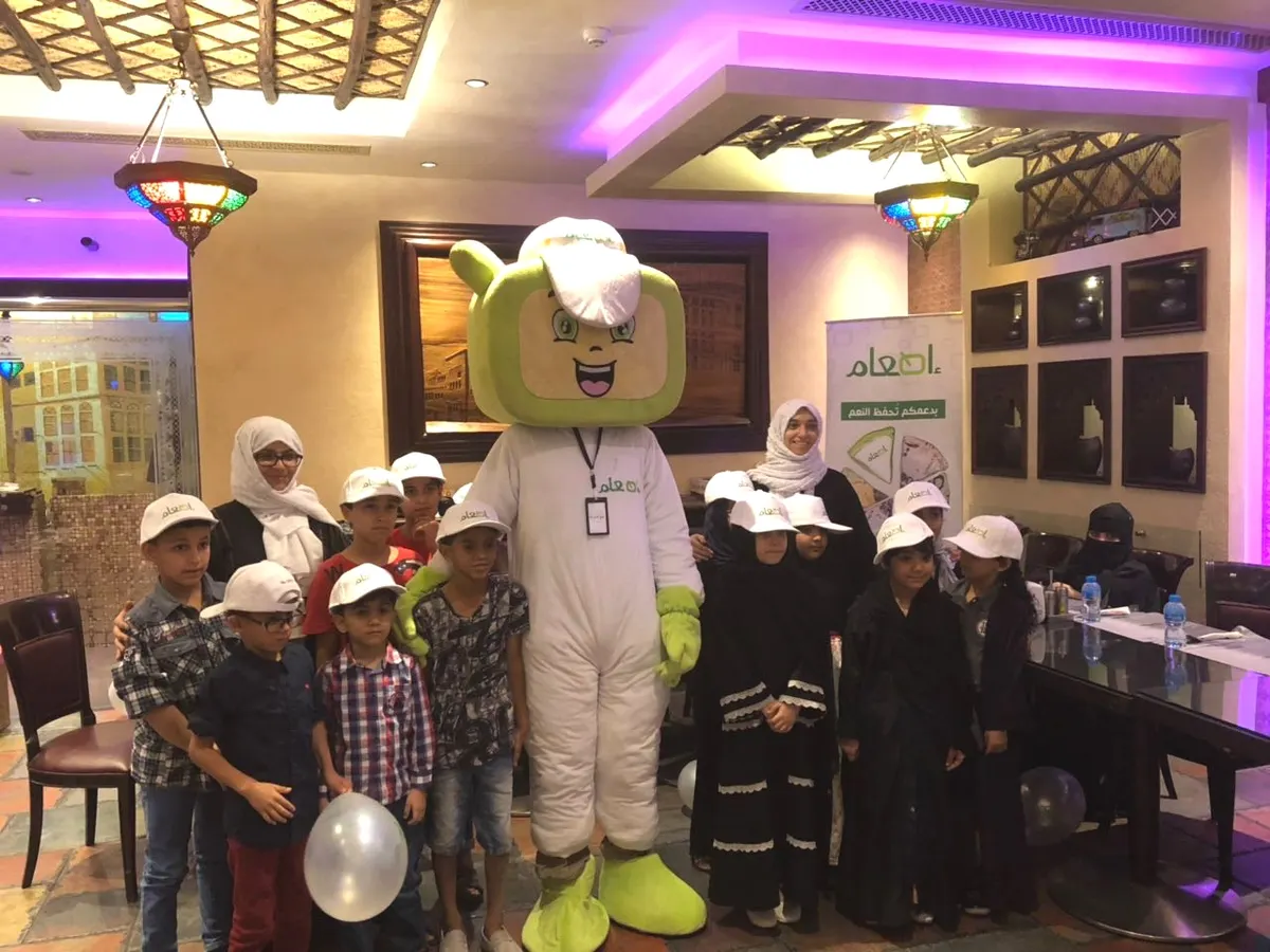 «القطيف اليوم» تشارك إطعام والتنور إفطار 20 طفلًا على مائدة رمضانية