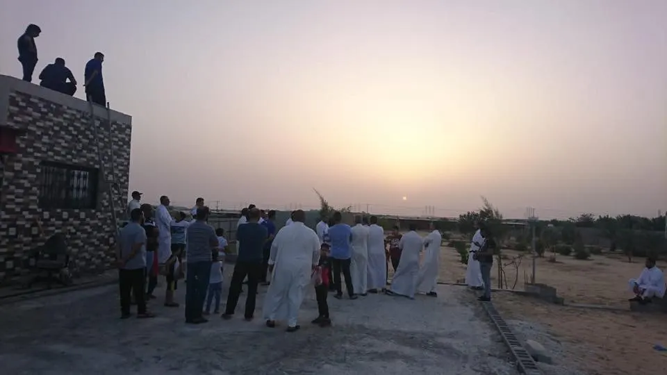 بالصور أهالي القطيف يتحرون هلال عيد الفطر