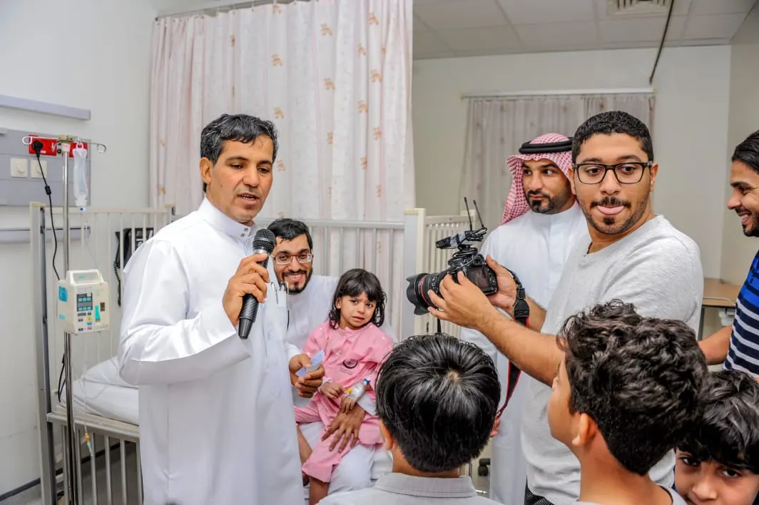 أطفال القديح يرسمون البسمة على شفاه مرضى «مركزي القطيف»