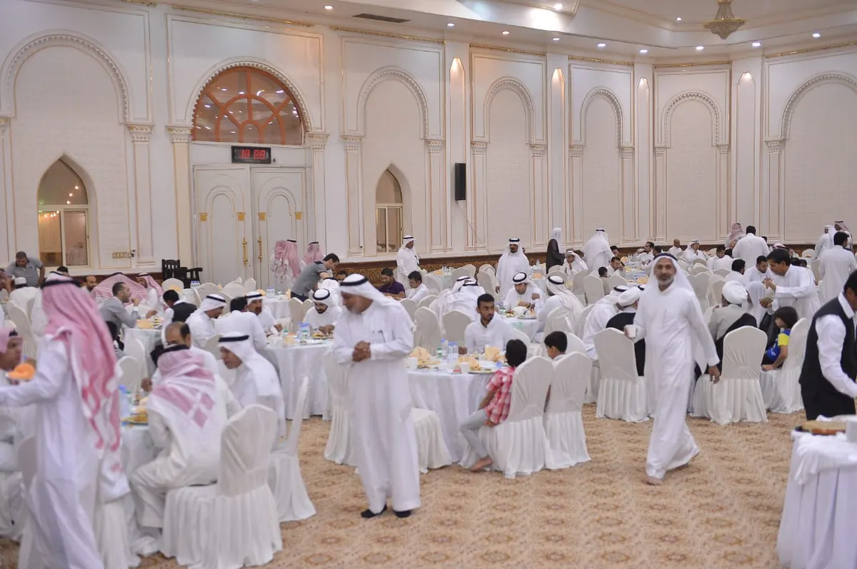 مائدة إفطار تجمع رجالات التطوع والعمل الخيري في القديح.. شاهد الصور