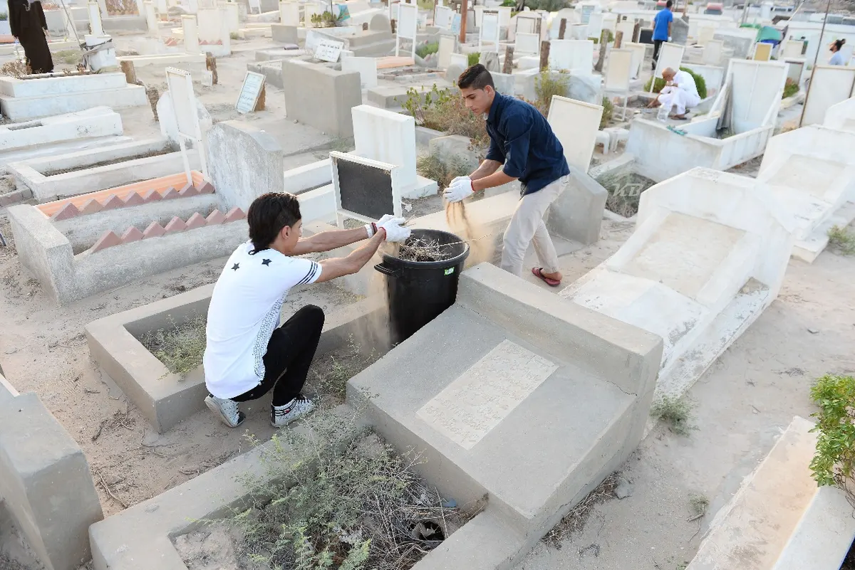 إفطار صائم... في مقبرة الخباقة بالقطيف!!