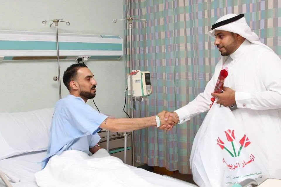 «متطوّعو أرض القطيف» يزور «مواساة القطيف»