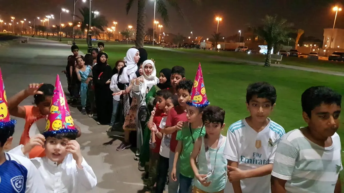 80 طفلاً مع «مشاة سيهات» في ليلة الـ «قريقشون».. شاهد الصور