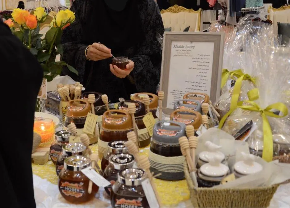 العوامية.. الزاهر تاجرة «عسل» تميز جودته من رائحته