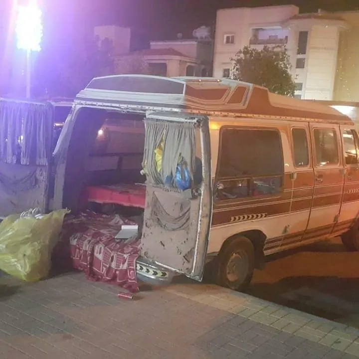 البلدية تحجز سيارة تبيع الملابس في كورنيش القطيف.. صور
