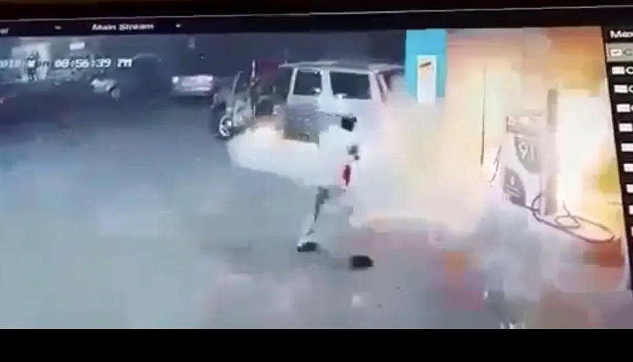 فيديو: نجاة سائق بعد اصطدامه بمحطة وقود بأم الحمام.. تسبب في اشتعال النيران فيها