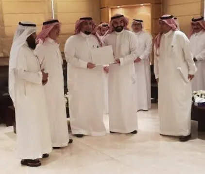 وزير الاتصالات وتقنية المعلومات يكرّم بريد القطيف على تميزه