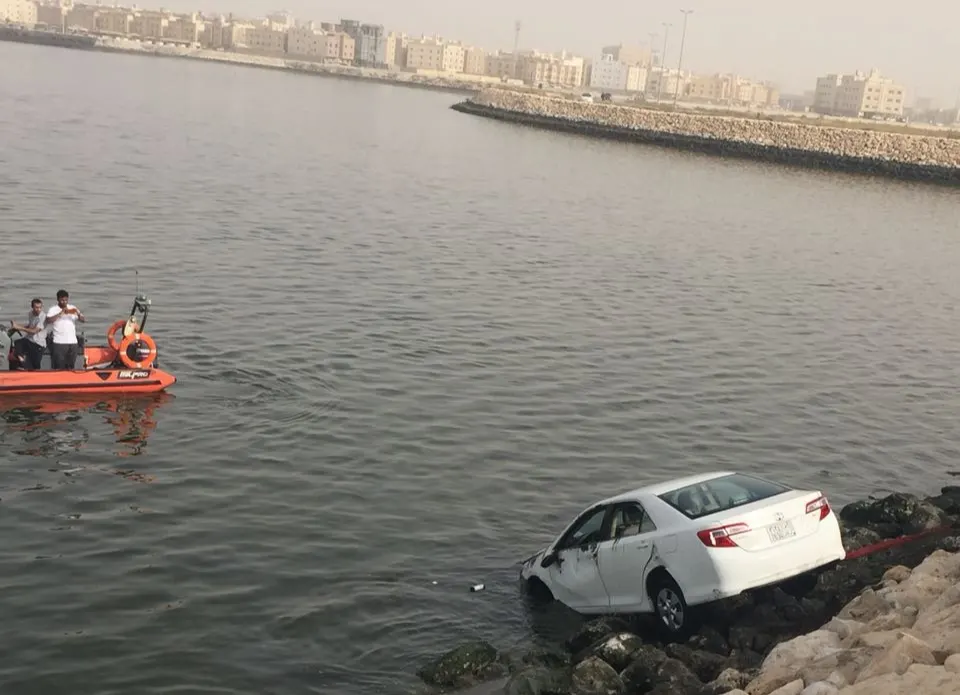 سيهات.. إنقاذ رجل وزوجته بعد سقوط مركبتهما بعرض البحر