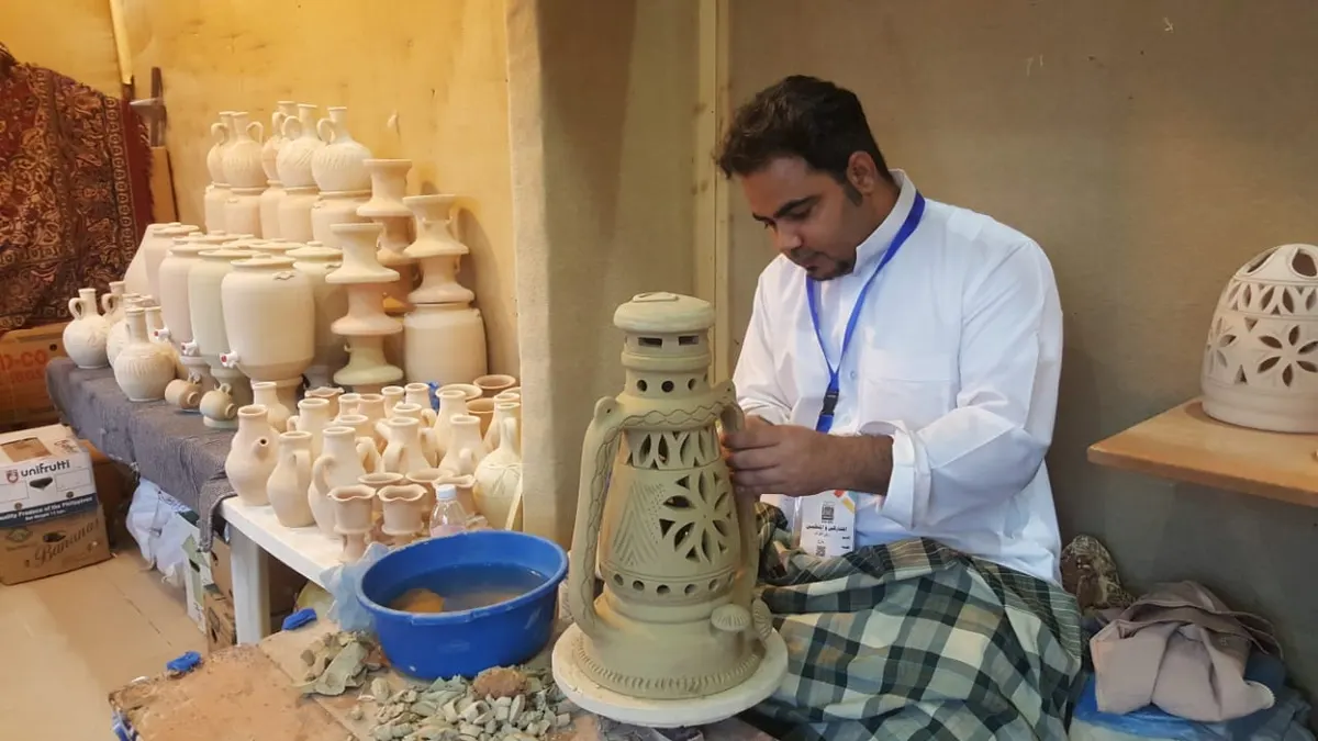 القطيف.. فانوس الغراش الأزرق في سوق عكاظ
