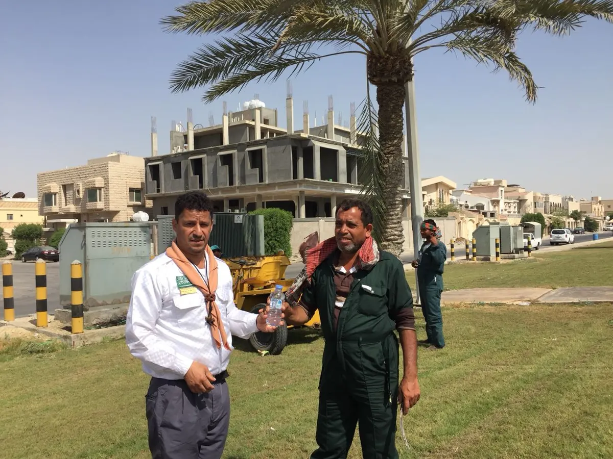 رسل السلام تنعش المارة بـ 650 قارورة باردة في الواجهة البحرية بالقطيف