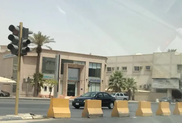 تعطل الإشارة يغلق تقاطع طريق القدس بالحواجز الإسمنتية