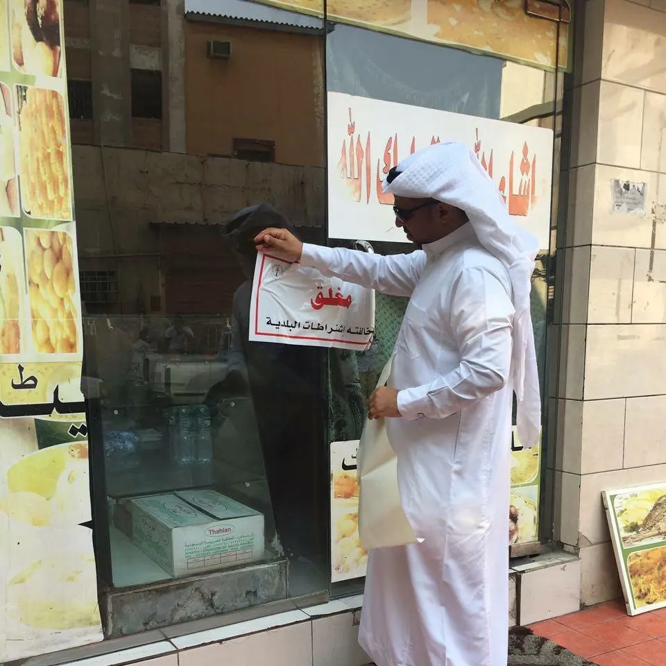 سيهات: البلدية تغلق محلًا وتنذر ٧ وتضبط ١٣ كجم مواد غذائية مخالفة