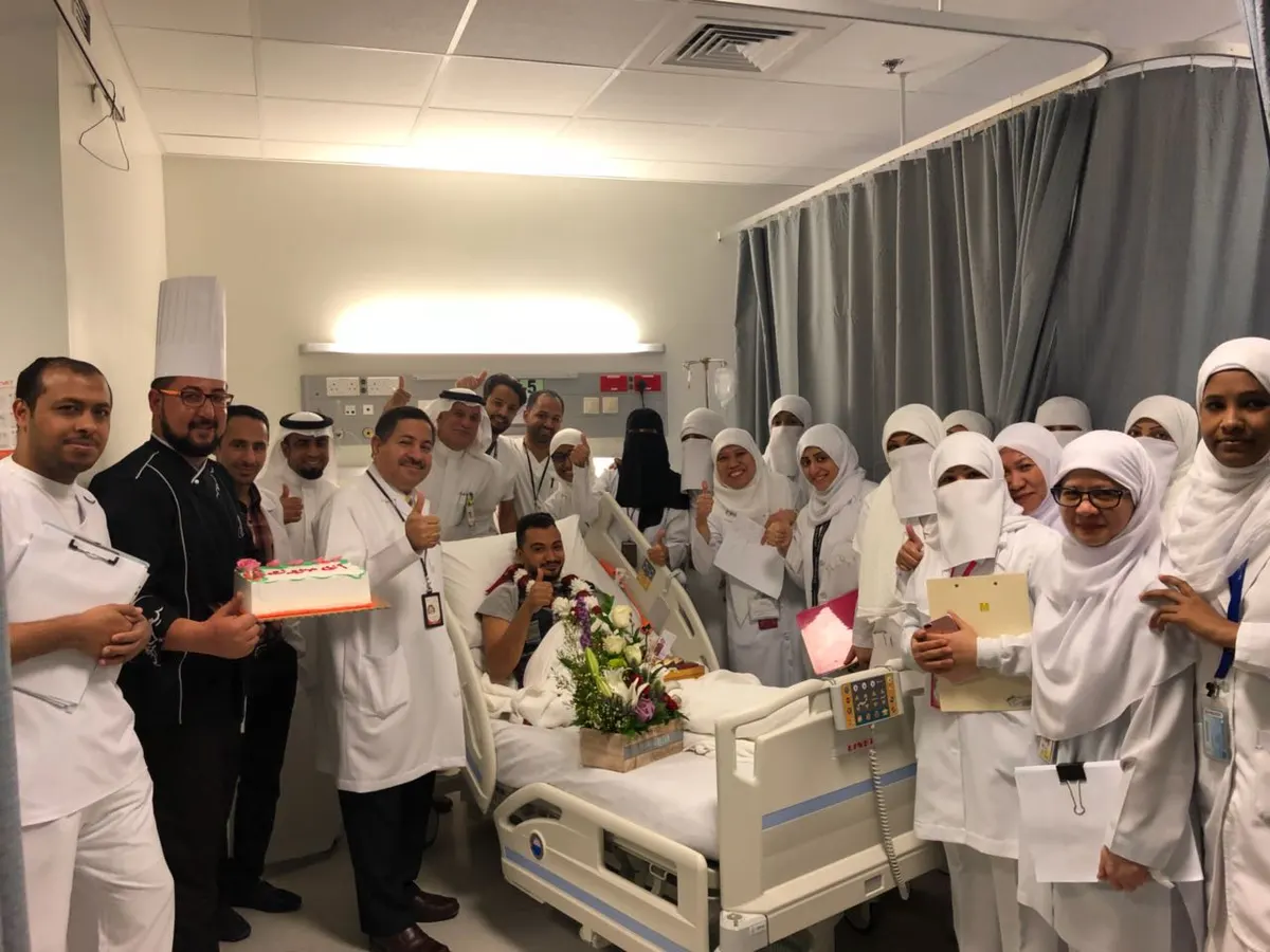 داخل أروقة «مركزي القطيف».. طاقم المستشفى يحتفي بزفاف مريض
