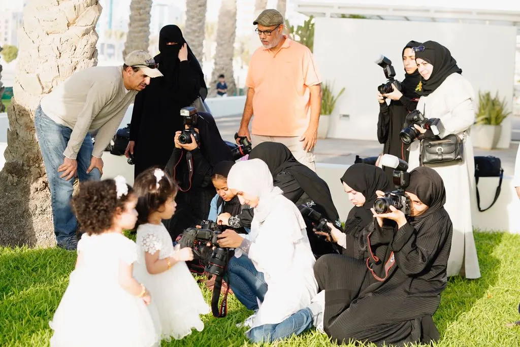 على ضفاف البحرين.. الفوتوغرافي البراهيم يبحر بـ 12 فتوغرافية في عالم «السبيد لايت»