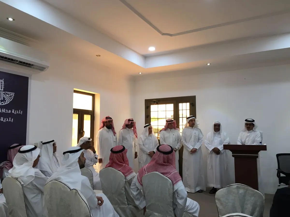 بعد أن انهالوا عليه بالمطالب والملاحظات.. أهالي صفوى يكرمون رئيس بلديتهم