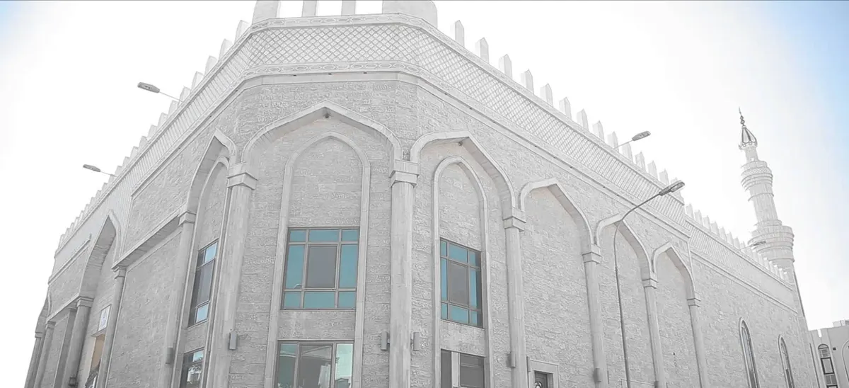سيهات .. «نور محمد» تقيم دورة الصلاة بجامع الإمام المهدي