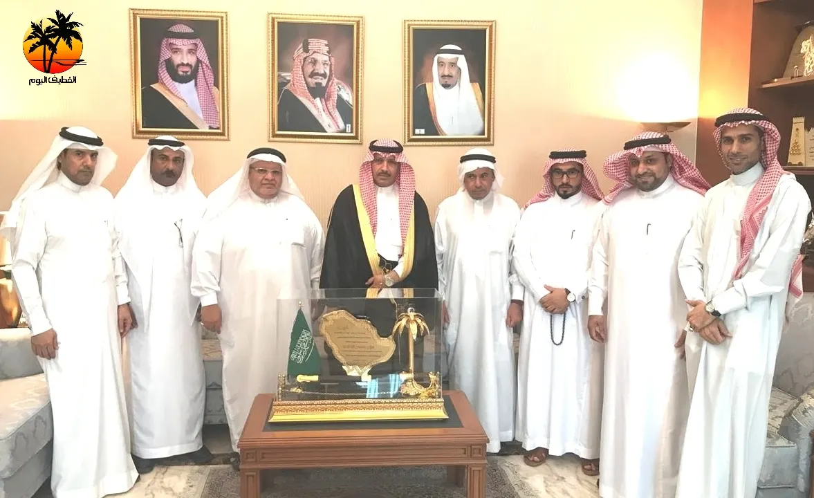 العوامية: شخصيات اجتماعية يهدون محافظ القطيف المكلف درعًا تكريمًا لجهوده
