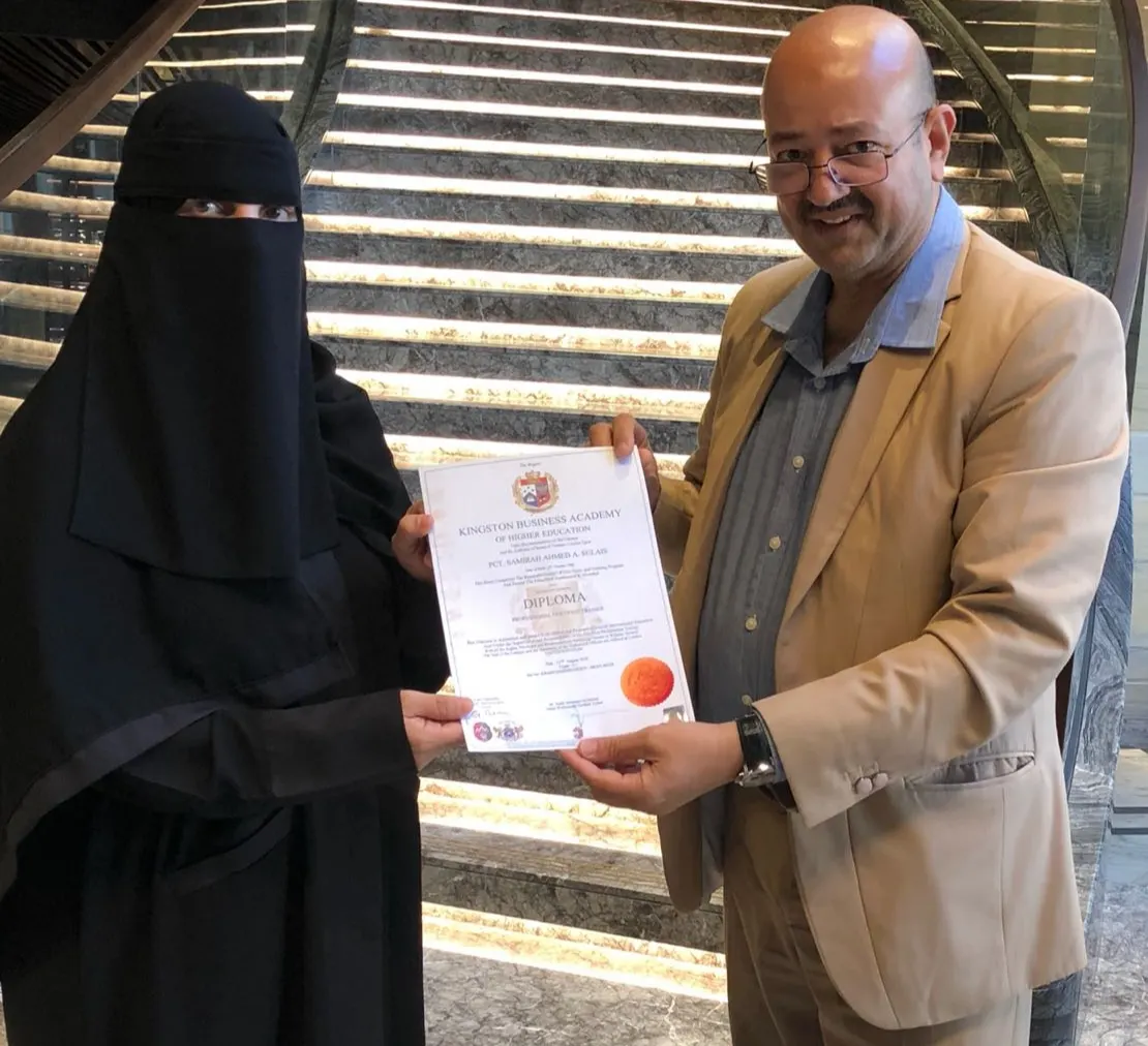 بعد 8 سنوات في التدريب.. آل سليس معتمدة من كلية كنغستون البريطانية