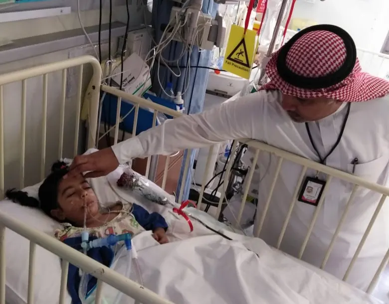 مستشفى القطيف يعايد المرضى بالهدايا والورود