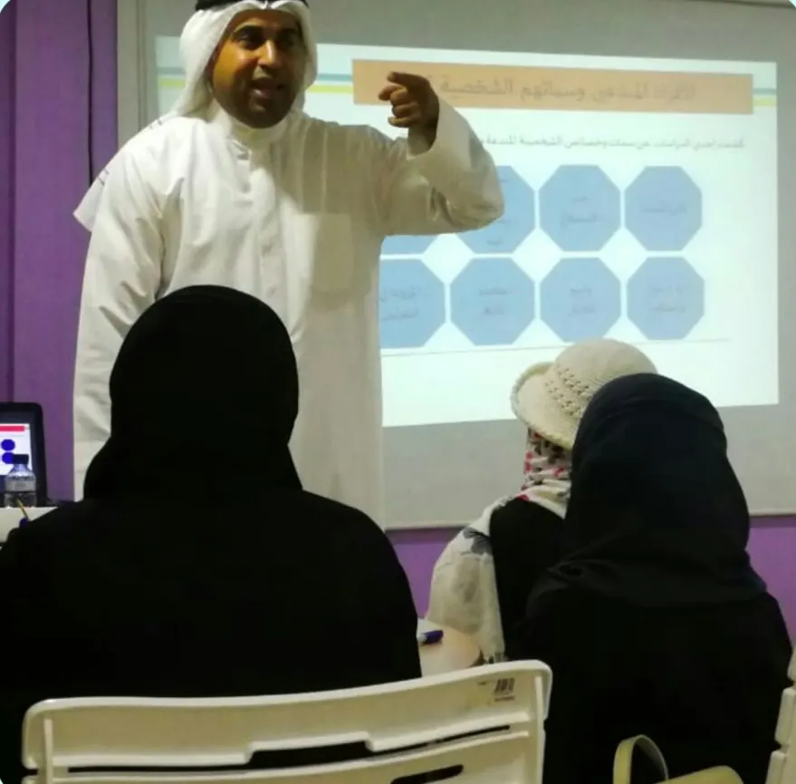 صفوى.. آل عباس يدرب فتيات 1000 زهرة على التفكير الإبداعي