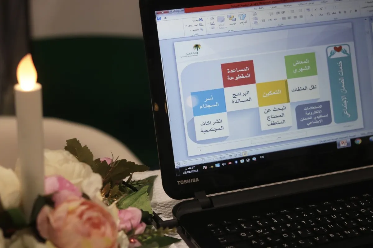 سيدات «ضمان القطيف» يعرفن زائرات «قافلة الخير» بخدماته