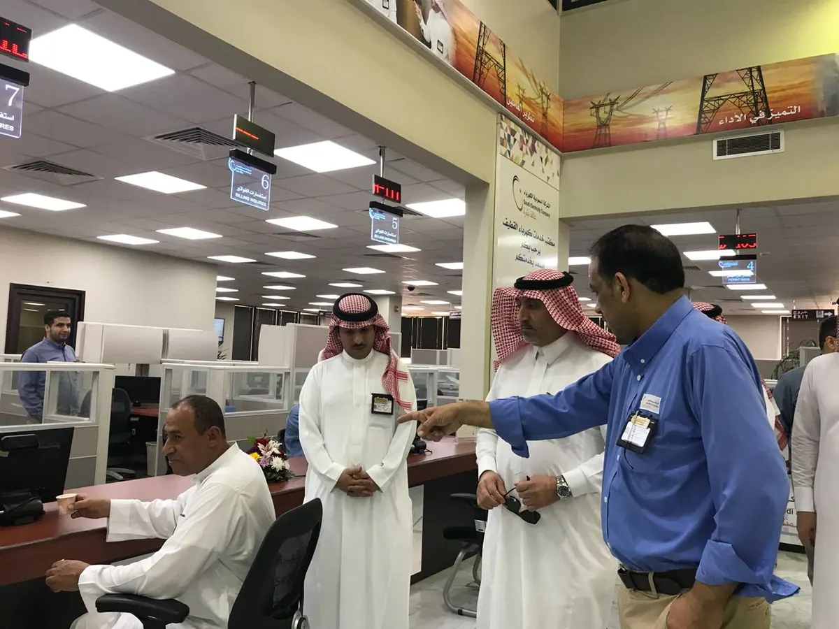 رئيس القطاع الشرقي للكهرباء يتفقد مكتب القطيف.. وصدور الفواتير غدًا