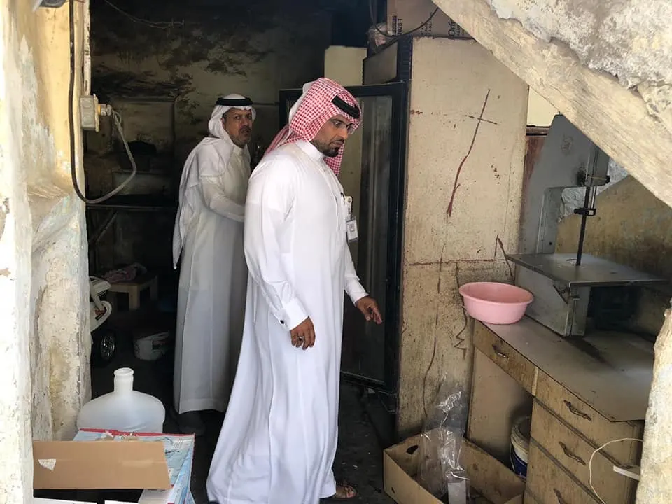 ضبط منشار وأدوات تقطيع لحوم وأسماك في منزل مخالف بالقطيف.. شاهد الصور