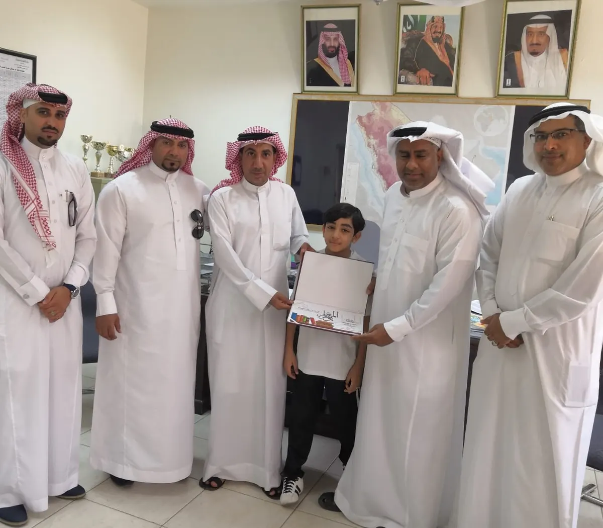 احتفاء من نوع آخر برسول العلم.. أسرة تحضر المدرسة وتكرم «الدار» و«آل سليس»