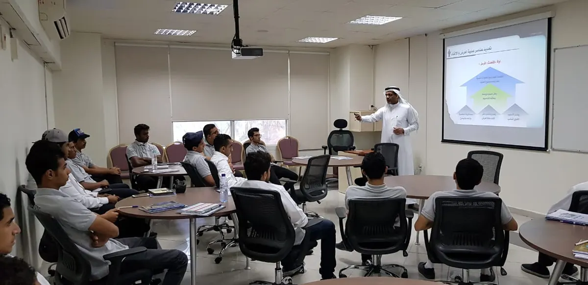 تقنية القطيف تُعرّف 24 متدربًا على «مهارات العرض والإلقاء»
