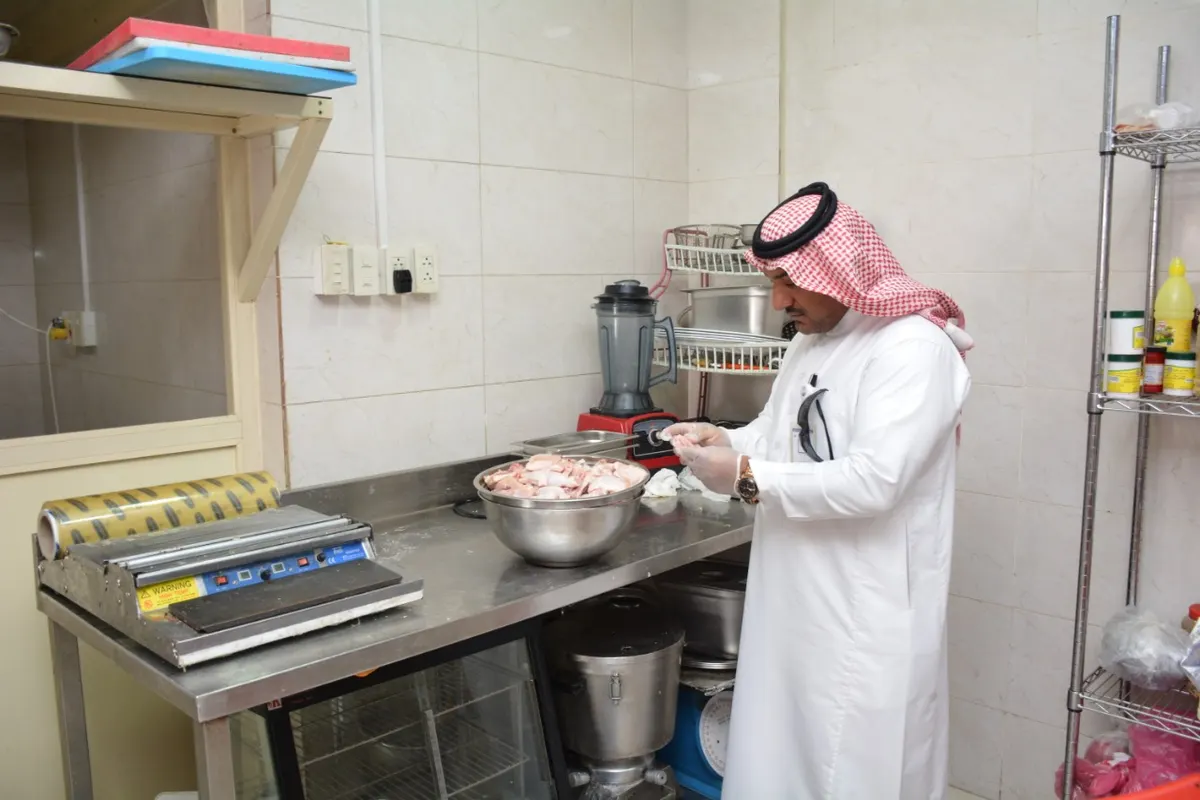 البلدية تغلق 142 محلًا مخالفًا للاشتراطات في القطيف.. وتعدم 19 ذبيحة