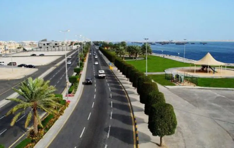 البلدية تطرح مزايدات لإنشاء منتجع سياحي وكوفي شوب.. على واجهة القطيف البحرية