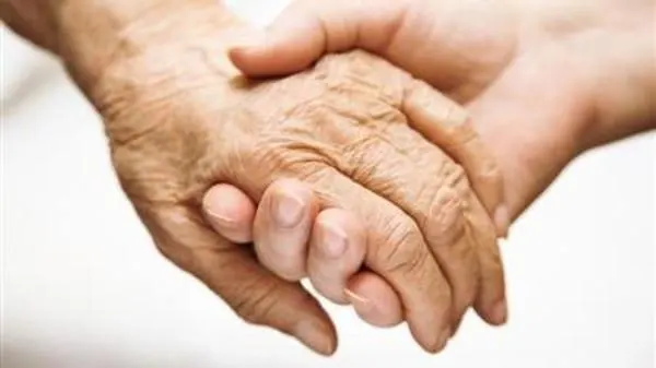 في أم الحمام.. 600 طفلة يقفن احترامًا للجدة
